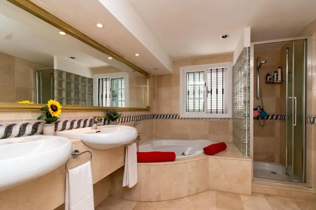 Villa Skylight. Wonderful 6 Bedroom Villa. 아데제