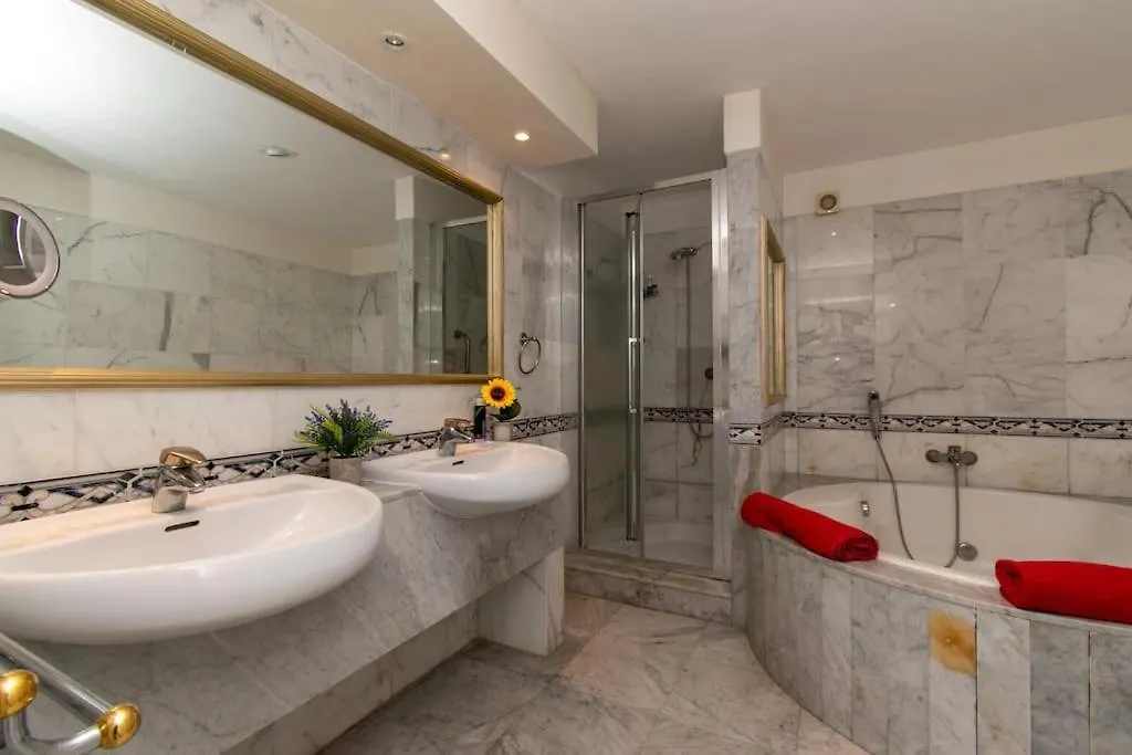 Villa Skylight. Wonderful 6 Bedroom Villa. 아데제 0*,