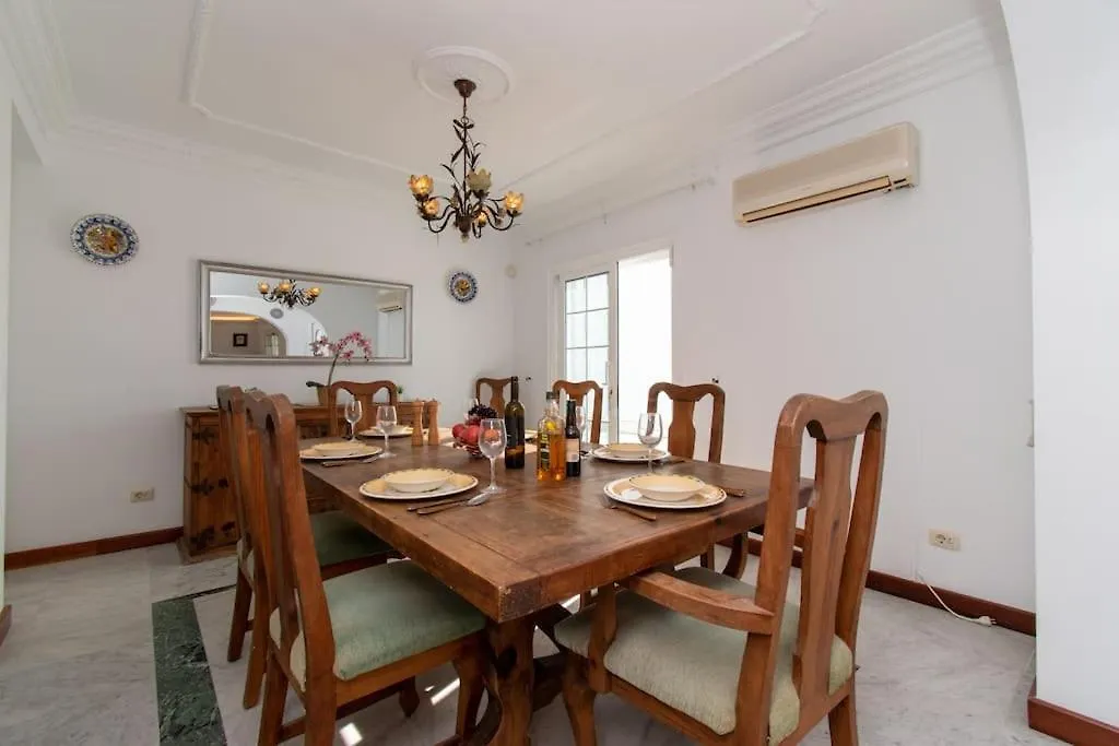 Villa Skylight. Wonderful 6 Bedroom Villa. 아데제