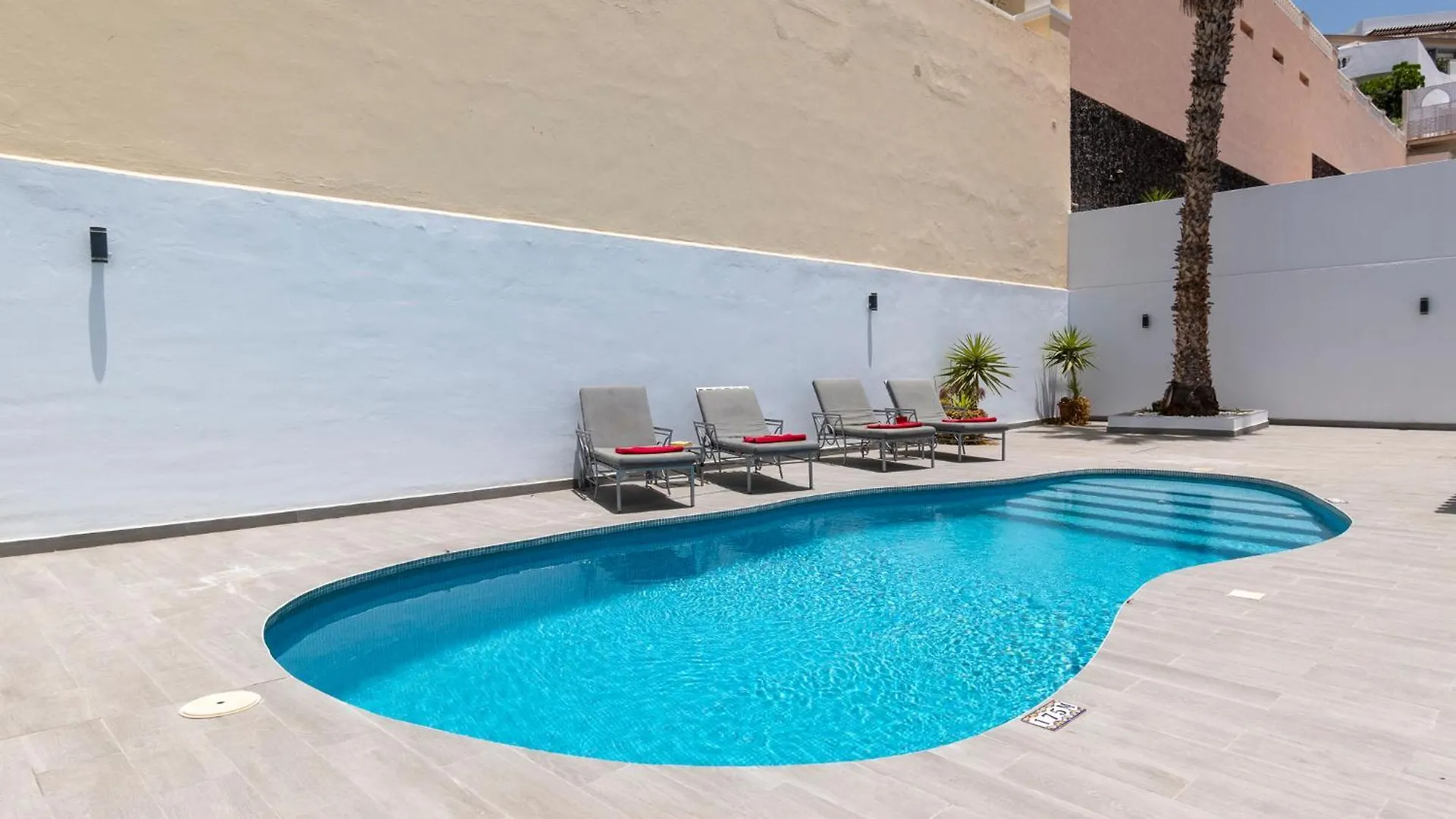 Villa Skylight. Wonderful 6 Bedroom Villa. 아데제